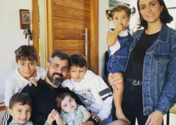 Juliano Cazarré detalha rotina com os seis filhos: “Vários desafios”