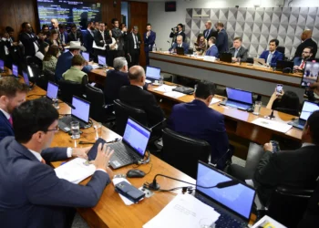 Análise: Oposição vem com tudo e governo quer reduzir danos na CPMI do INSS