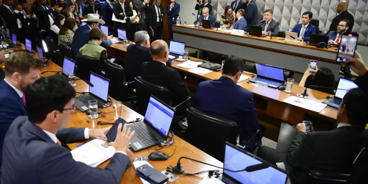 Análise: Oposição vem com tudo e governo quer reduzir danos na CPMI do INSS