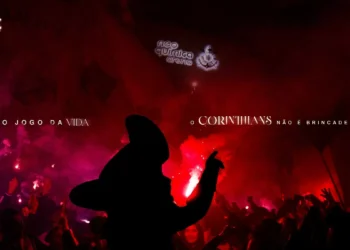 Corinthians: jogadores descem do ônibus e agradecem torcida antes do dérbi