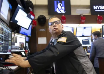 Wall Street fecha sem rumo, mais pressionada pelas tarifas dos EUA