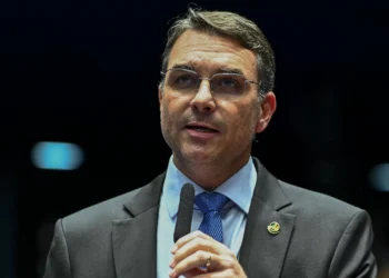 Análise: Flávio aposta em desgaste de Moraes para julgamento de Bolsonaro