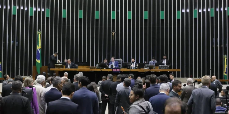 Câmara aprova projeto que veda descontos associativos em aposentadorias