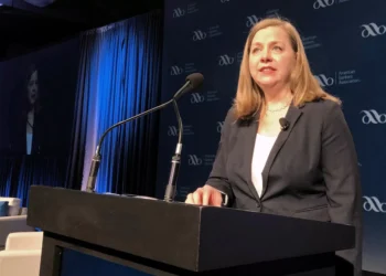 Bowman defende cortes nos juros para conter fragilidade do mercado de trabalho