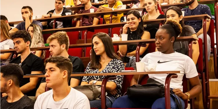 Porque caíram a pique as entradas nas universidades?