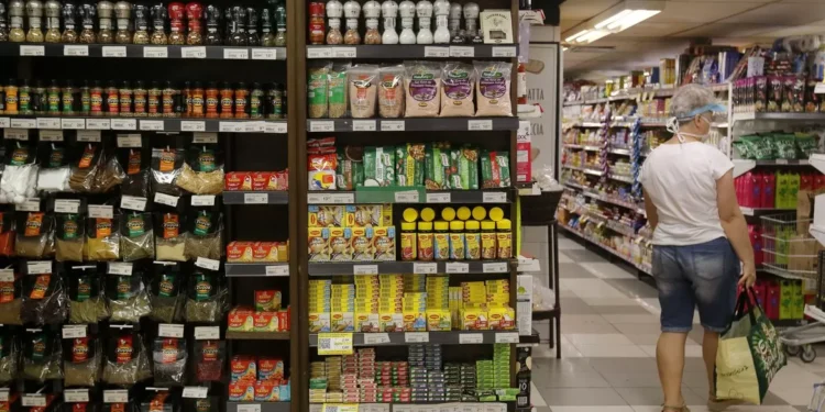 “É supermercado, estúpido”: Inflação de alimento guia aprovação política, diz Quaest