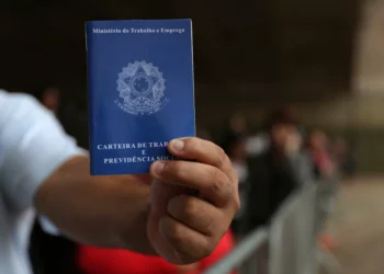 Taxa de desemprego fica em 5,6% até agosto, a menor da série histórica