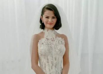 Selena Gomez mostra que usou 3 vestidos no casamento; veja as peças