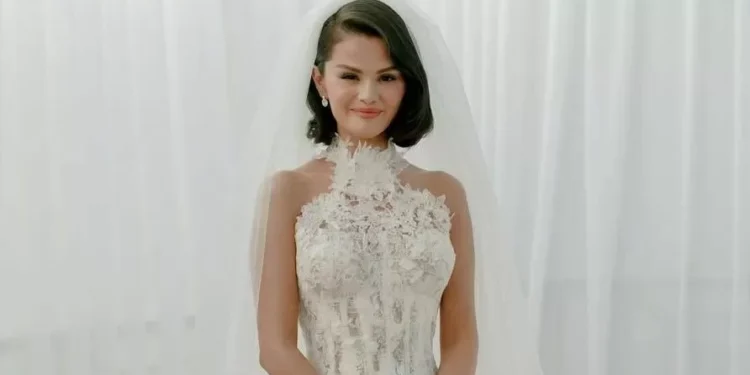 Selena Gomez mostra que usou 3 vestidos no casamento; veja as peças