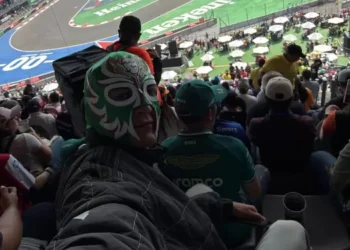 Piloto se disfarça e vê treino na arquibancada do GP do México; entenda