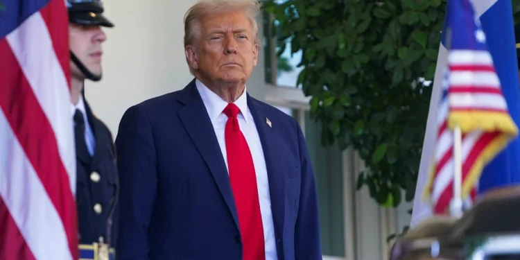 Aval a operações secretas da CIA amplia pressão de Trump sobre a Venezuela