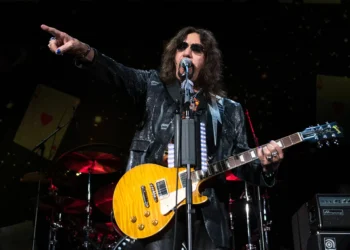 Quem foi Ace Frehley, guitarrista original do Kiss, que morreu aos 74 anos