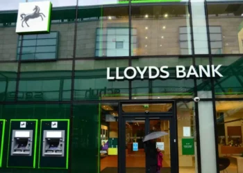 Lloyds provisiona 922 milhões para pagar a lesados do crédito automóvel