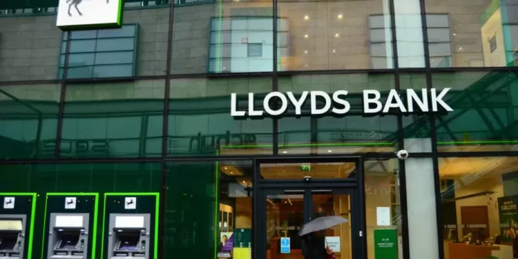 Lloyds provisiona 922 milhões para pagar a lesados do crédito automóvel