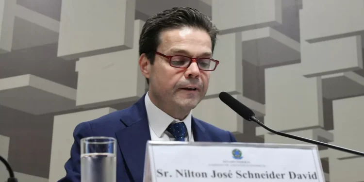 Dados são insuficientes para indicar até quando irá Selic a 15%, diz diretor do BC