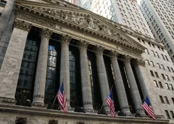 Wall Street encerra sessão em terreno positivo com susto da banca regional a diminuir