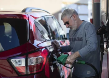 Gasóleo desce, gasolina não mexe