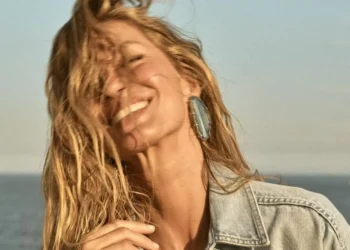 Gisele Bündchen faz aparição rara ao lado dos filhos e namorado