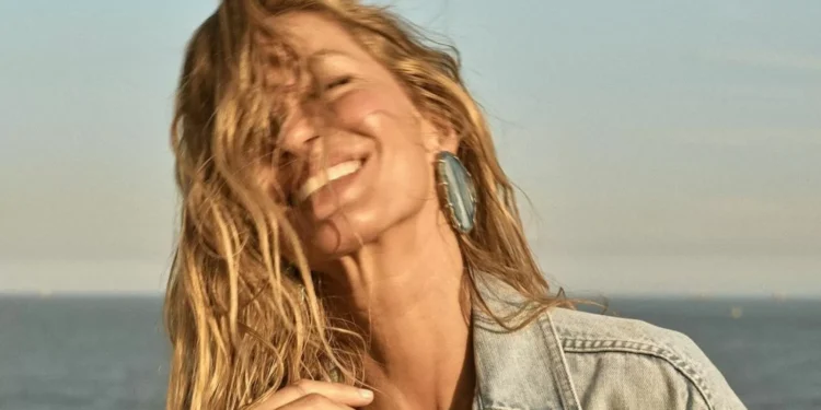 Gisele Bündchen faz aparição rara ao lado dos filhos e namorado