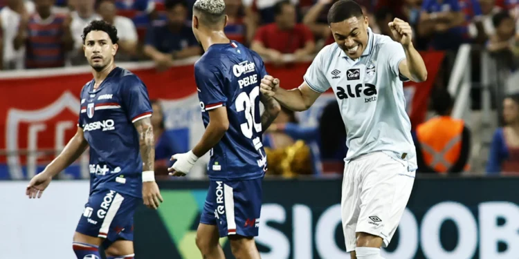 Com golaços e falha bizarra, Fortaleza e Grêmio empatam pelo Brasileirão