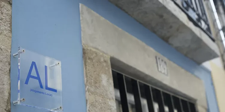 Maioria dos portugueses apoia redução do AL e mais controlo do turismo