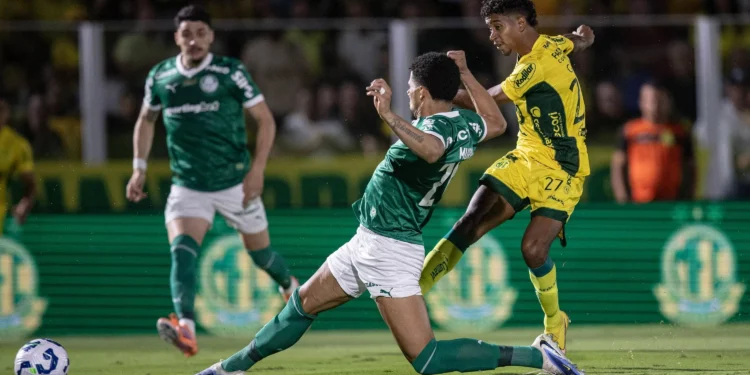 Palmeiras perde para o Mirassol e vê Flamengo colar na liderança