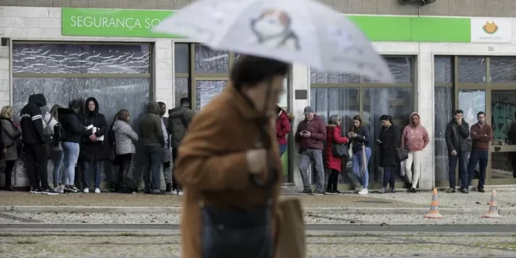 Número de casais no desemprego recua 7,0% em outubro