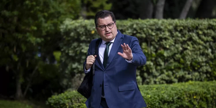 Ministro das Finanças aconselha jovens a poupar dinheiro e evitar fraudes