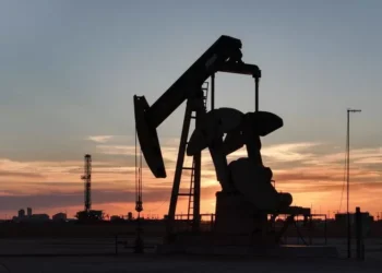 Petróleo fecha em queda com perspectiva de fim da guerra Rússia-Ucrânia