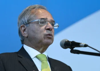 Para Paulo Guedes, tarifar o mundo inteiro foi uma inabilidade de Trump