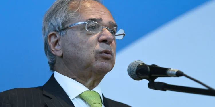Para Paulo Guedes, tarifar o mundo inteiro foi uma inabilidade de Trump