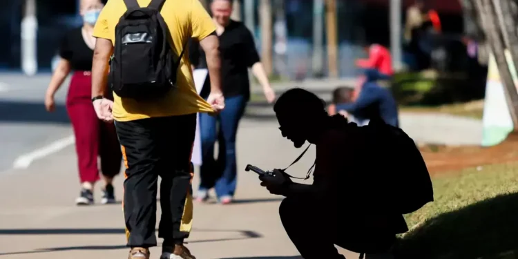 Expectativa de vida de brasileiros volta a subir e mortalidade infantil cai, diz IBGE