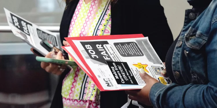 IA e cortes de custos levam às maiores demissões em outubro nos EUA desde 2003