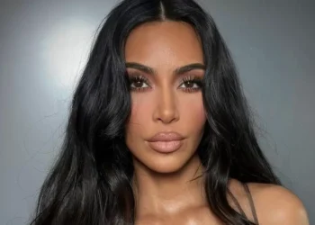 Kim Kardashian vem ao Brasil com elenco de “Tudo É Justo”