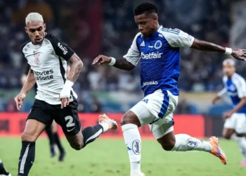 Cruzeiro x Corinthians: jogador leva cartão amarelo no intervalo do jogo