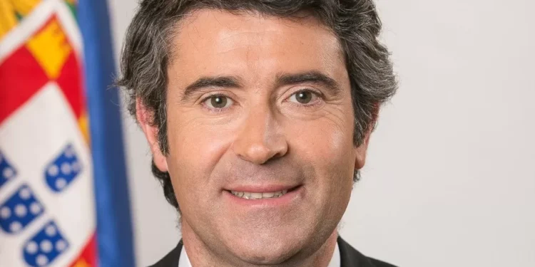 Líder do PS considera “pouco digno” de Montenegro fazer “leilão” de salários