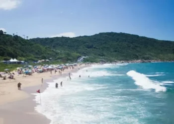 Praia de naturismo proíbe nudismo em Balneário Camboriú