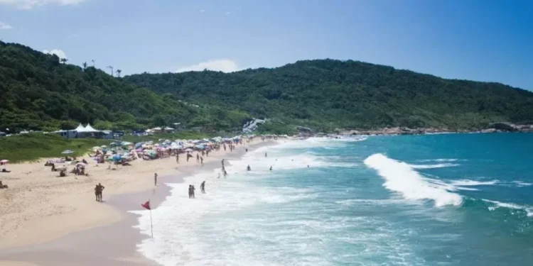 Praia de naturismo proíbe nudismo em Balneário Camboriú