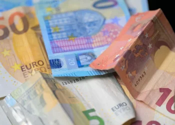 Excedente externo da economia portuguesa recua para oito mil milhões de euros até outubro