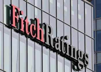 Fitch eleva projeção para PIB global e dos EUA, citando aumento de investimento em IA