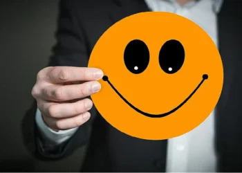 Portugueses admitem níveis históricos de felicidade em 2025, mas revelam forte inquietação com habitação, saúde e futuro