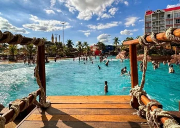 Torneio de chupar melancia acaba em morte em piscina de famoso Thermas