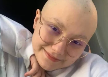 Pai de Isabel Veloso atualiza estado de filha, internada após transplante