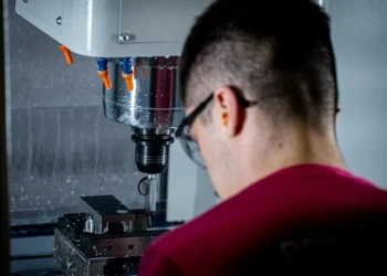 Confiança da indústria volta a cair em dezembro