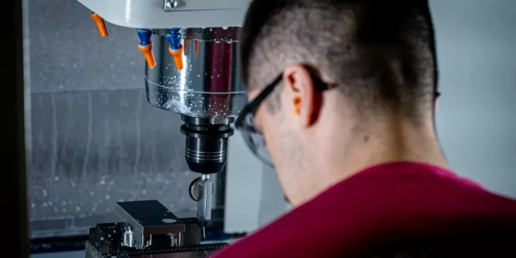 Confiança da indústria volta a cair em dezembro