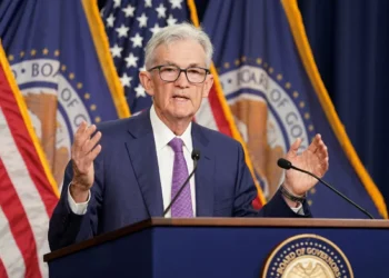 Divergência nos votos do Fed e nas projeções de economistas: quando os cortes voltam?