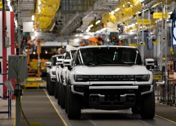 GM sofrerá prejuízo de US$ 6 bi por reduzir produção de veículos elétricos