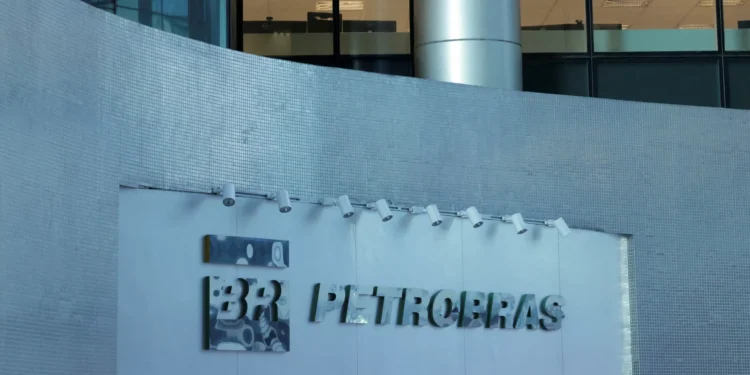 Petrobras: como as ações e a inflação devem reagir após o corte do preço da gasolina