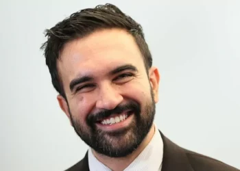 Em primeiros atos, prefeito de Nova York divulga agenda focada em habitação