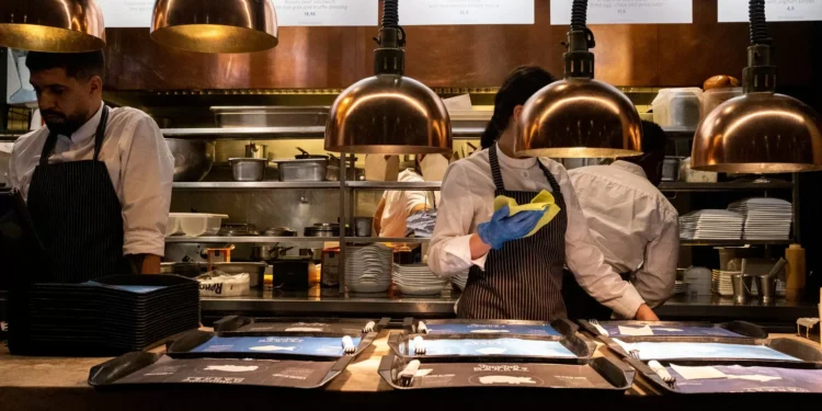 Desemprego baixa para 5,7% em novembro e toca mínimo de 23 anos